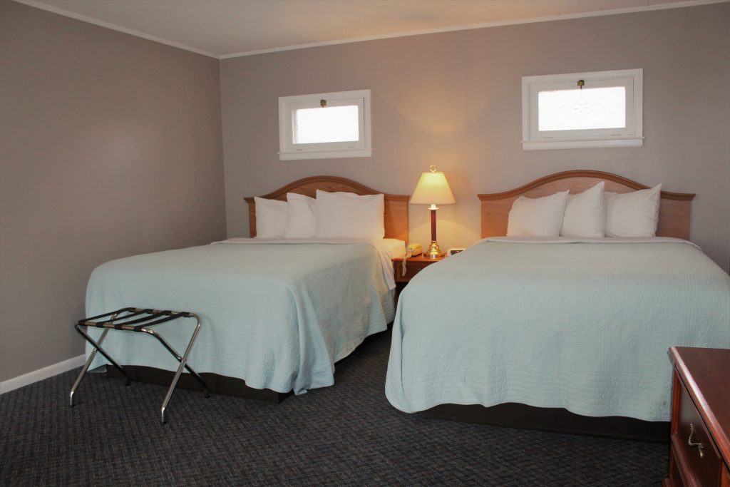2 queen beds in motel room